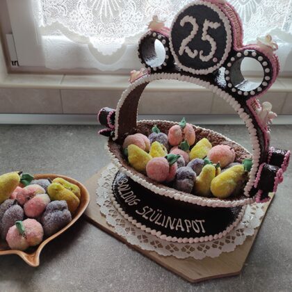 2,5 kg ovális kosár, fehér rózsával és cukor csipkével: 35.000 Ft  +25 db vegyes  töltött