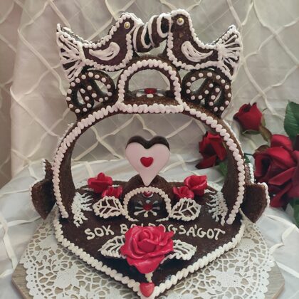 1,3 kg piros rózsás sziv esküvőre. kisebb torta:  18.200 Ft 