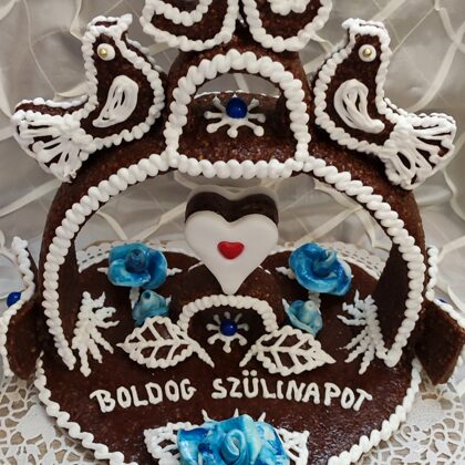 18.200 Ft  1,3 kg  sziv torta 2 madárral fondant rózsával