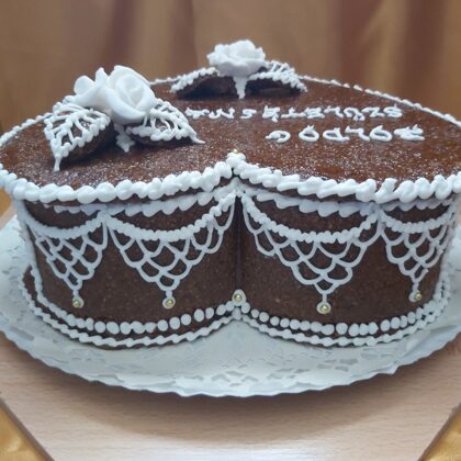 28.000 Ft  2 kg sziv torta grillázsból, fehér rózsákkal