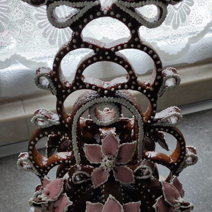 53.200 Ft  3,8-kg--- csipkés, rózsaszinű, galambbal. 