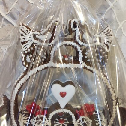 1,3 kg piros rózsás sziv esküvőre. kisebb torta: 18.200 Ft