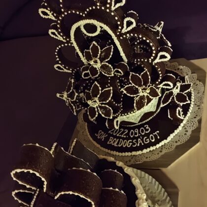 szalagos grillázs torta:   3 kg 42.000 Ft és a csipkés plusz virágokkal grillázs torta: 4 