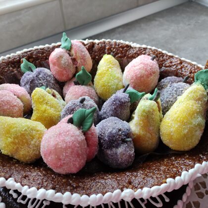 2,5 kg ovális kosár, fehér rózsával és cukor csipkével: 35.000 Ft  +25 db vegyes  töltött