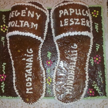 28.000 Ft  20cm papucs eskovore, viccesen lelóg a lábtörlőről.  2kg