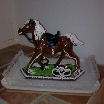 16.800 Ft  1,2 kg ló-grillázsbol, torta középre