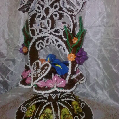 5,5 kg:   77.000 Ft  Nagy-galambos-kosar-középen nőszirommal, alula kerek talpazattal esku