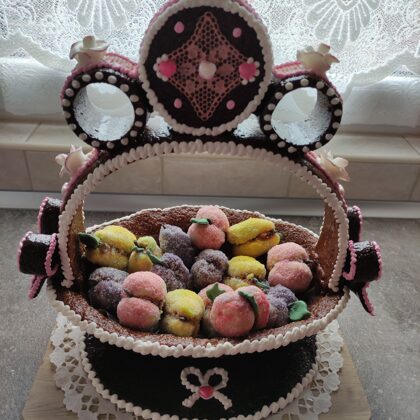 2,5 kg ovális kosár, fehér rózsával és cukor csipkével: 35.000 Ft  +25 db vegyes  töltött