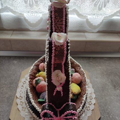 2,5 kg ovális kosár, fehér rózsával és cukor csipkével: 35.000 Ft  +25 db vegyes  töltött