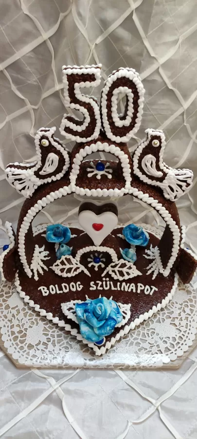 20.800 Ft  1,3 kg  sziv torta 2 madárral fondant rózsával
