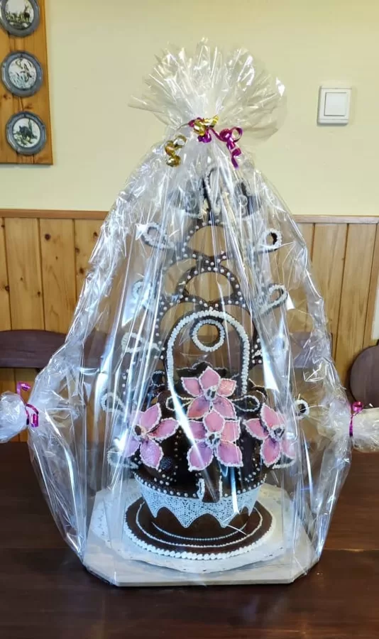 3,5-kg-csipkes-torta--rozsaszin-viragokkal. 56.000Ft