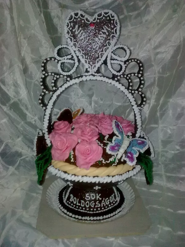 52.800 Ft  3.3kg-.sziv-ekszerdoboz-a-tetejen.fondant-rozsakkal--2-lepkevel.