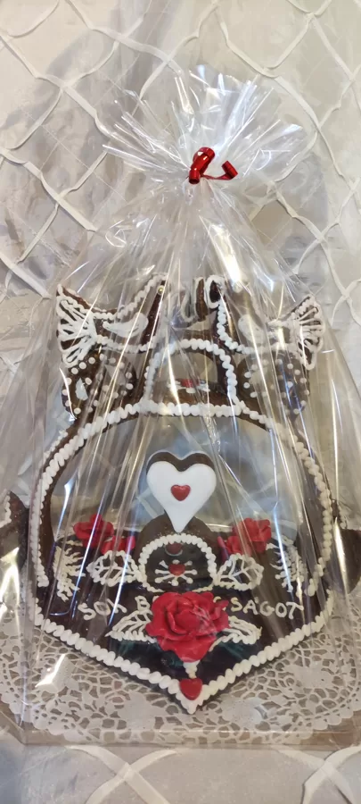 1,3 kg piros rózsás sziv esküvőre. kisebb torta: 20.800 Ft