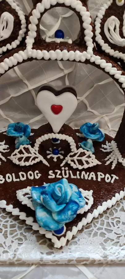 20.800 Ft  1,3 kg  sziv torta 2 madárral fondant rózsával